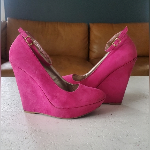 Qupid Pulse 02 Fuchsia Suede Pointy Toe Platform Wedges - Picture 2 of 5